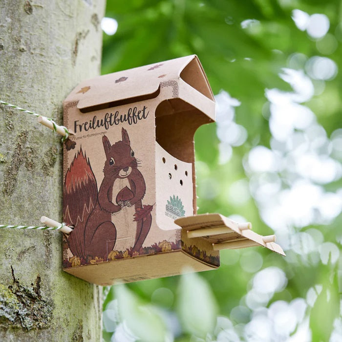 futterhaus aus karton haengend am baum fuer eichhoernchen