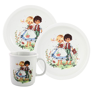 Zwei Teller und eine Tasse mit Hänsel und Gretel darauf. 