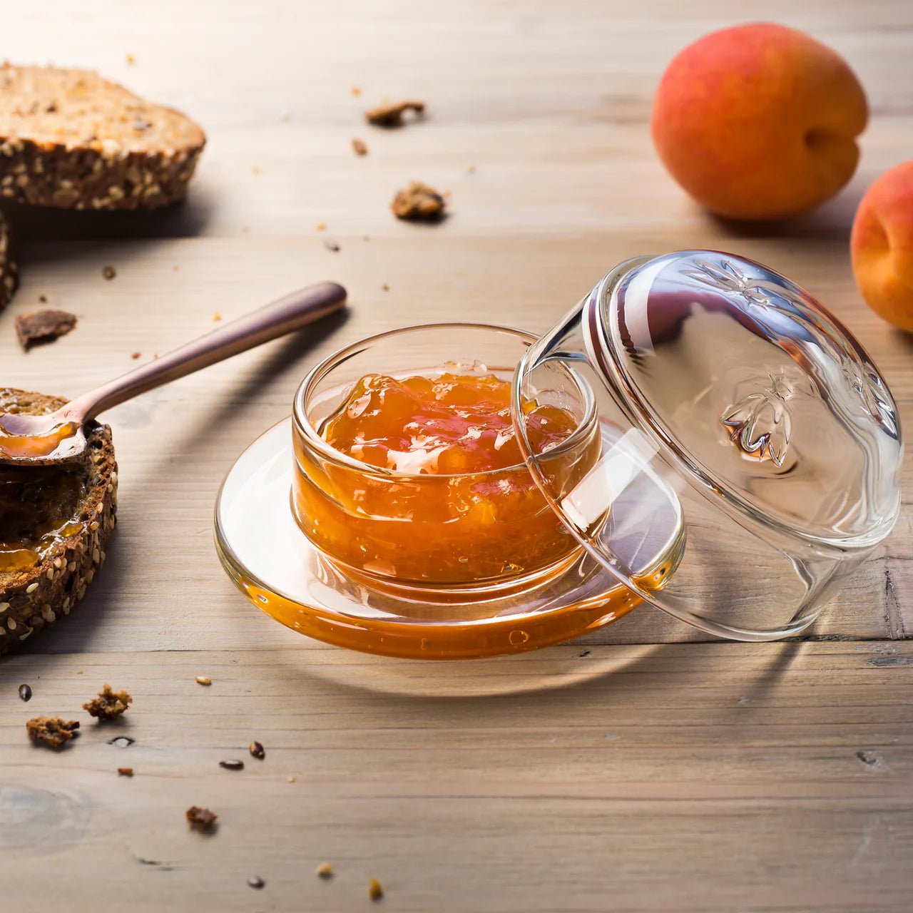 Butterdose aus Glas. Zweiteilig mit klarem Bienenmotiv.