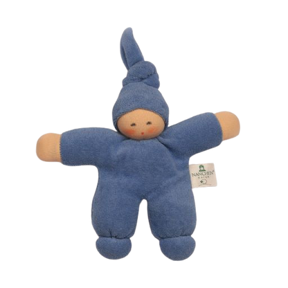 kleine blaue stoffpuppe aus frottee mit einer zipfelmütze